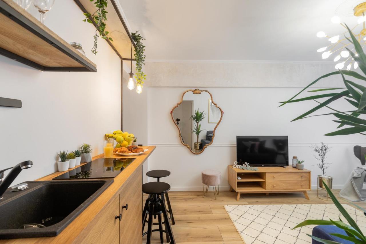 Eclectic 3 Bedroom Calea Victoriei By Urbanesq Bucharest Exterior photo